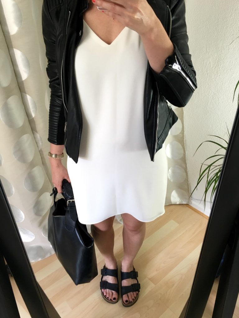 Weißes Sommerkleid mit Lederjacke