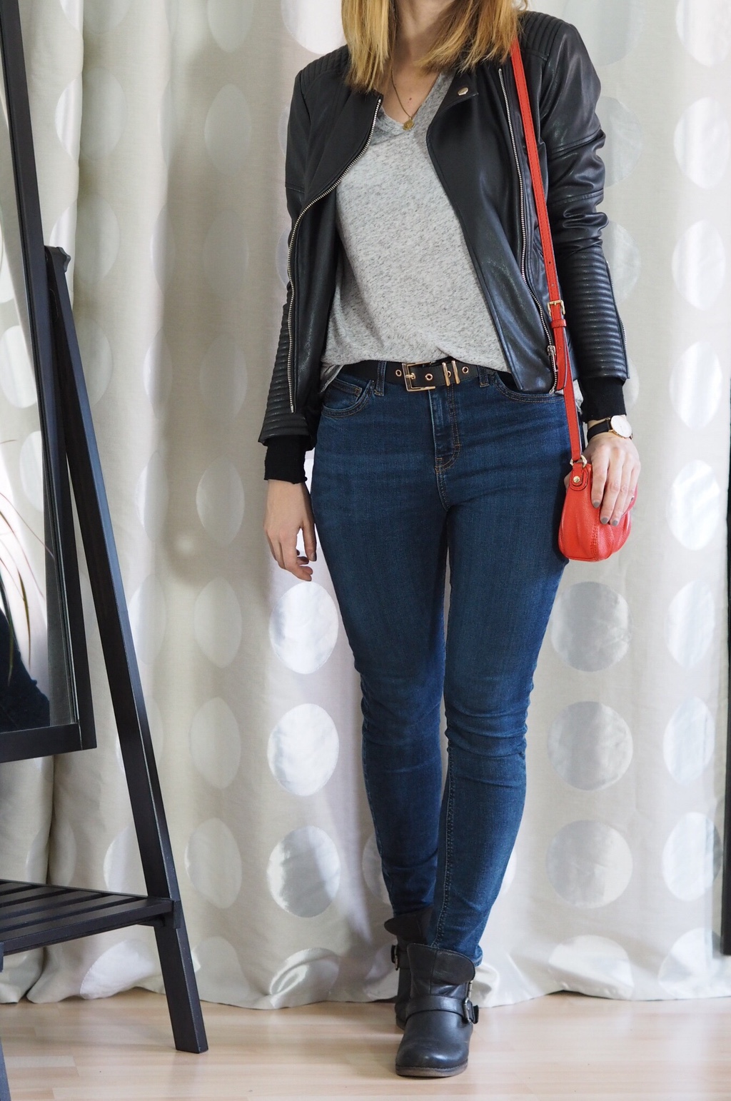Herbst Outfit Lederjacke graues T-Shirt