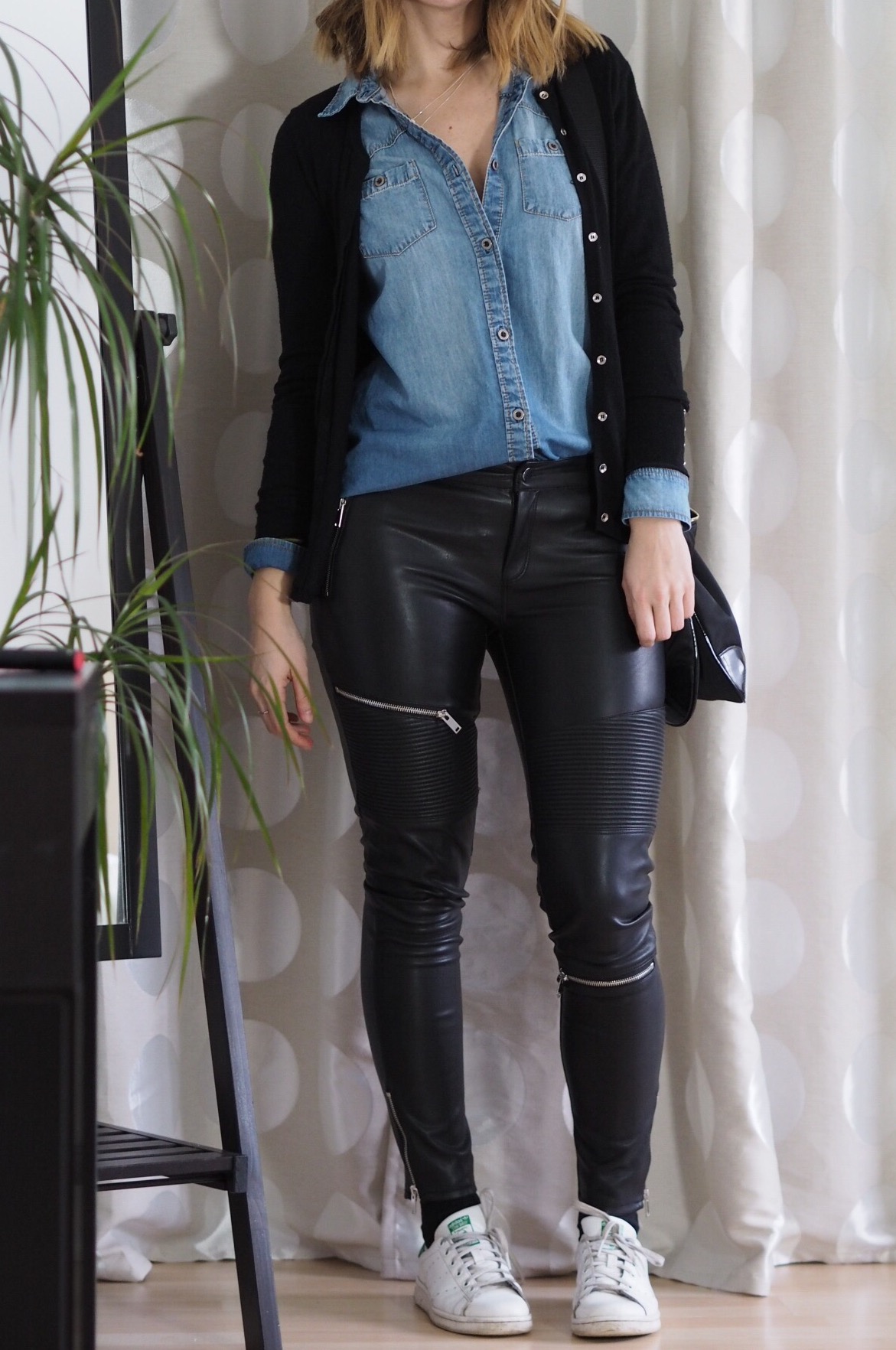 Outfit Modeblogger Zara Lederhose Jeanshemd Modeblogger