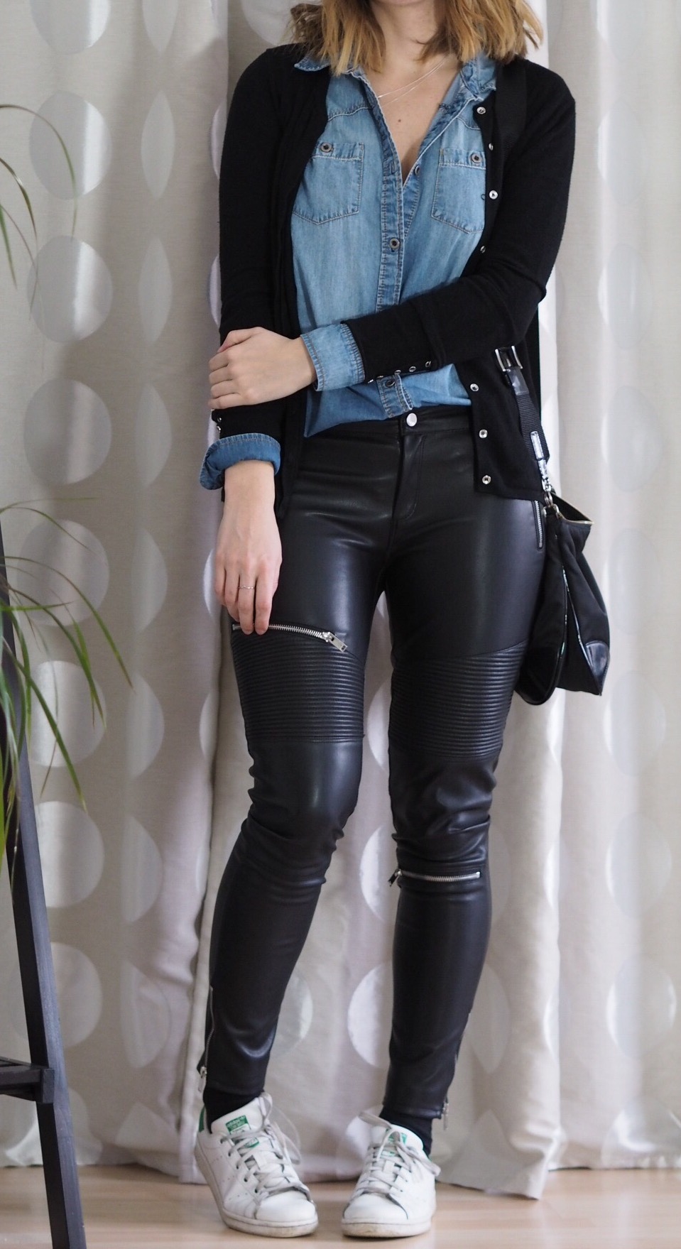 Outfit Modeblogger Zara Lederhose Jeanshemd