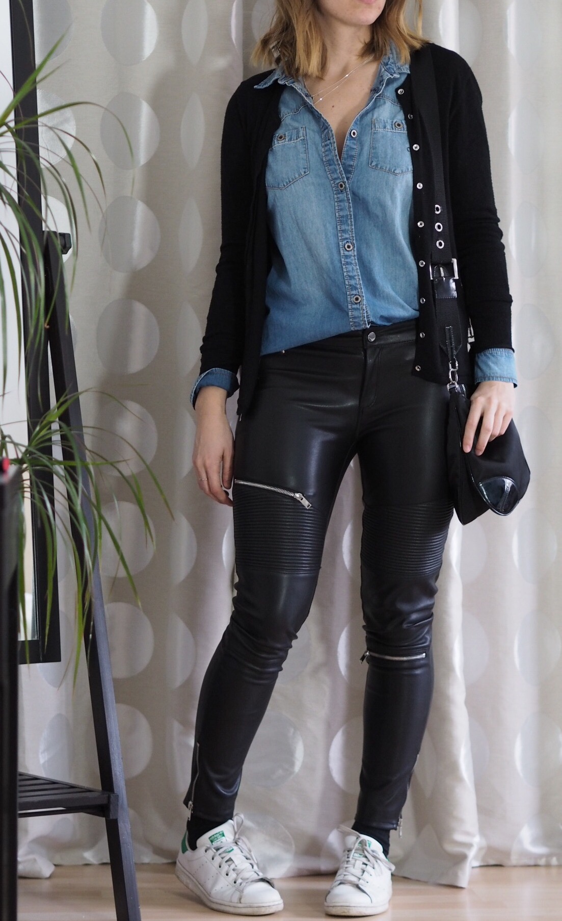 Outfit Modeblogger Zara Lederhose Jeanshemd