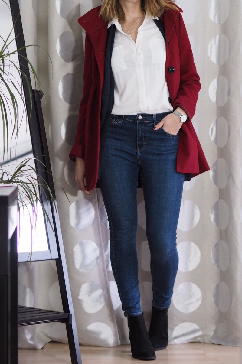 Roter Mantel Weiße Bluse Jeans Outfit Winter