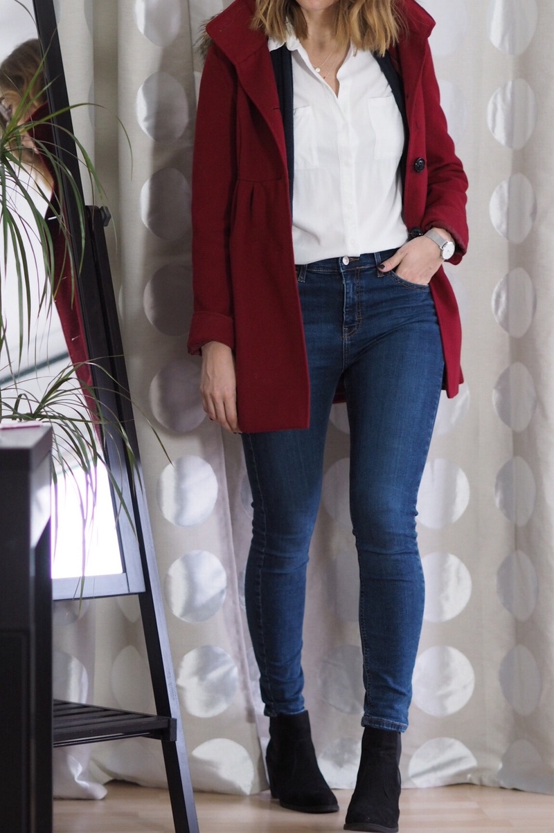 Roter Mantel Weiße Bluse Jeans Outfit Winter