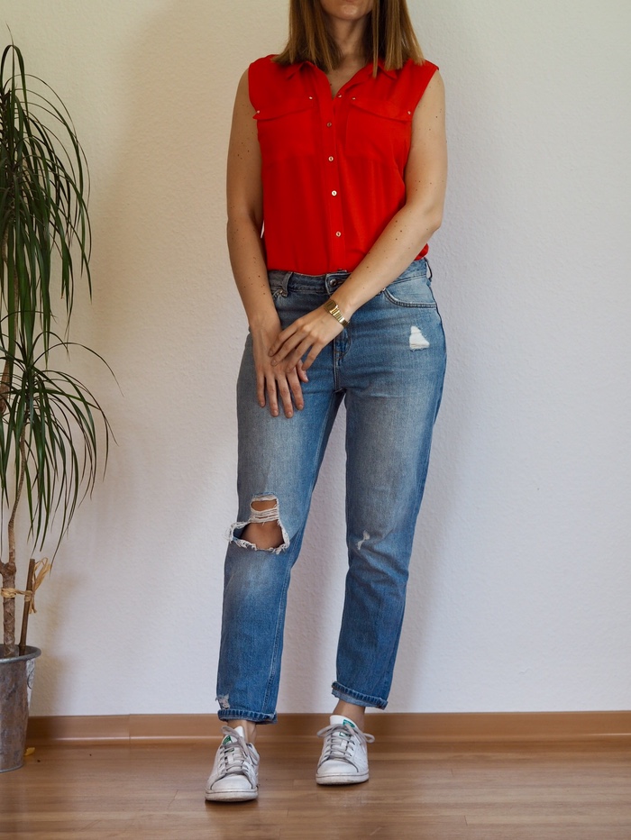 Sommer-Outfit-2017-rote-Bluse-Mom-Jeans-Stan-Smith-Capsule-Wardrobe-Blogger