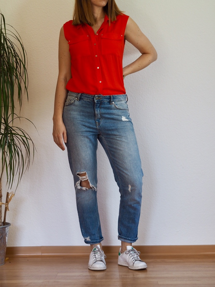 Sommer-Outfit-2017-rote-Bluse-Mom-Jeans-Stan-Smith-Capsule-Wardrobe-Blogger