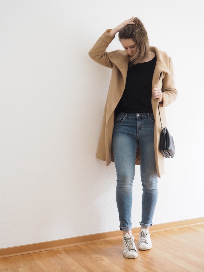 Camel-Coat-Outfit-helle-Jeans-Pullover-Look-Stan-Smith-Sneaker-Outfit