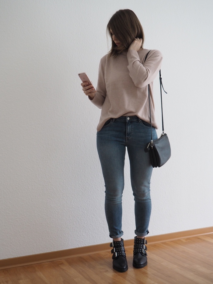 rosa-Pullover-Mom-Jeans-Outfit-Winter-2018-Givenchy-Boots-Outfit