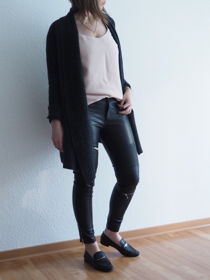 lederhose-camisole-loafer-look-frühling-2018-outfit