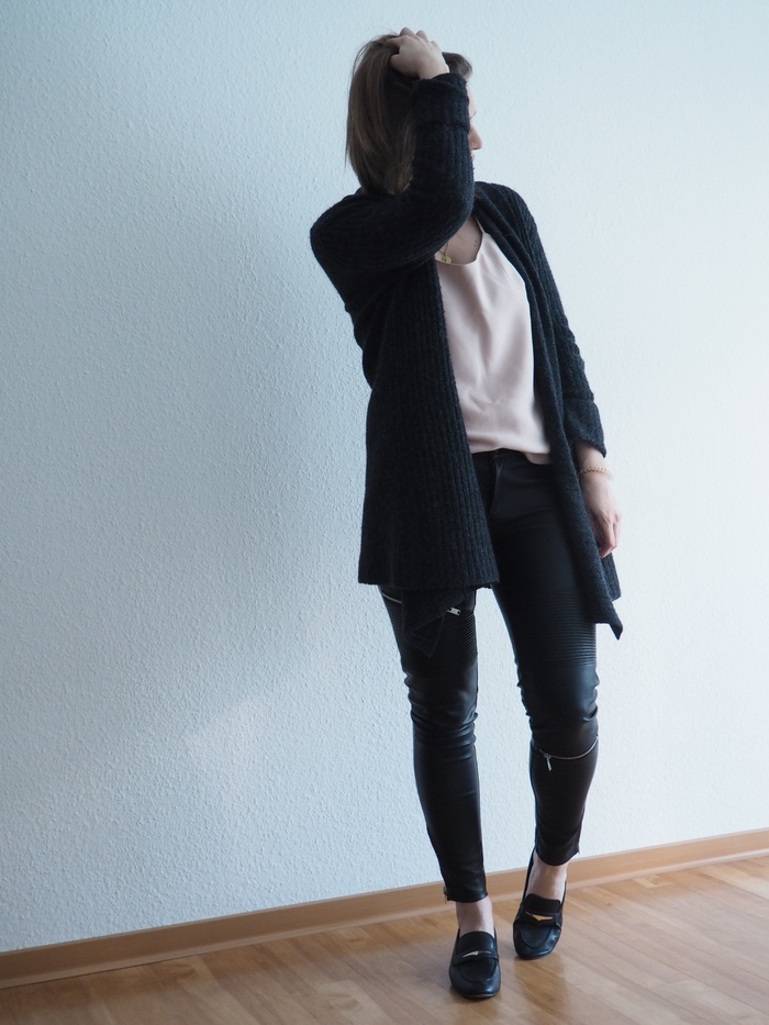 lederhose-camisole-loafer-look-frühling-2018-outfit