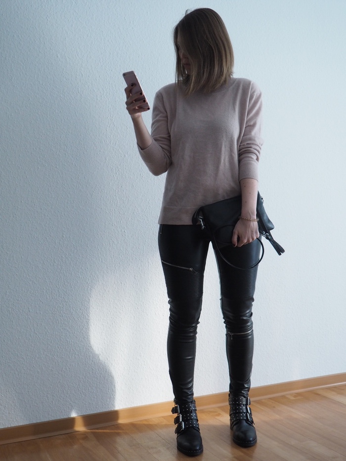 rosa-pullover-lederhose-givenchy-boots-outfit-fruehling-herbst-2018