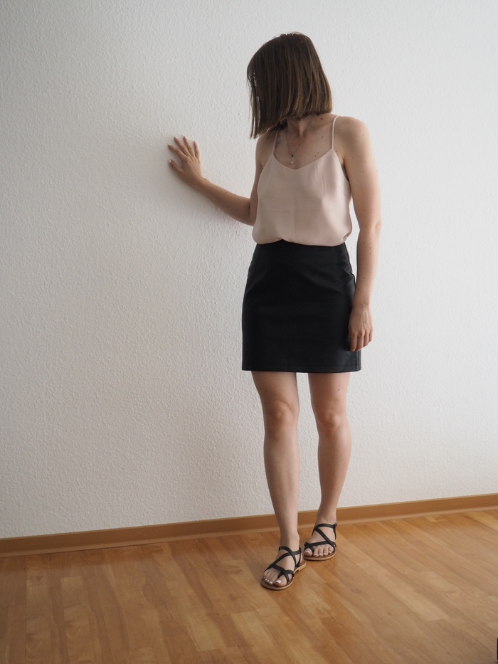 Camisole-kombinieren-Lederrock-und-Sandalen-Outfit-Sommer