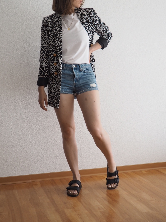 Shorts-und-Blazer-Outfit-Jeansshorts-kombinieren