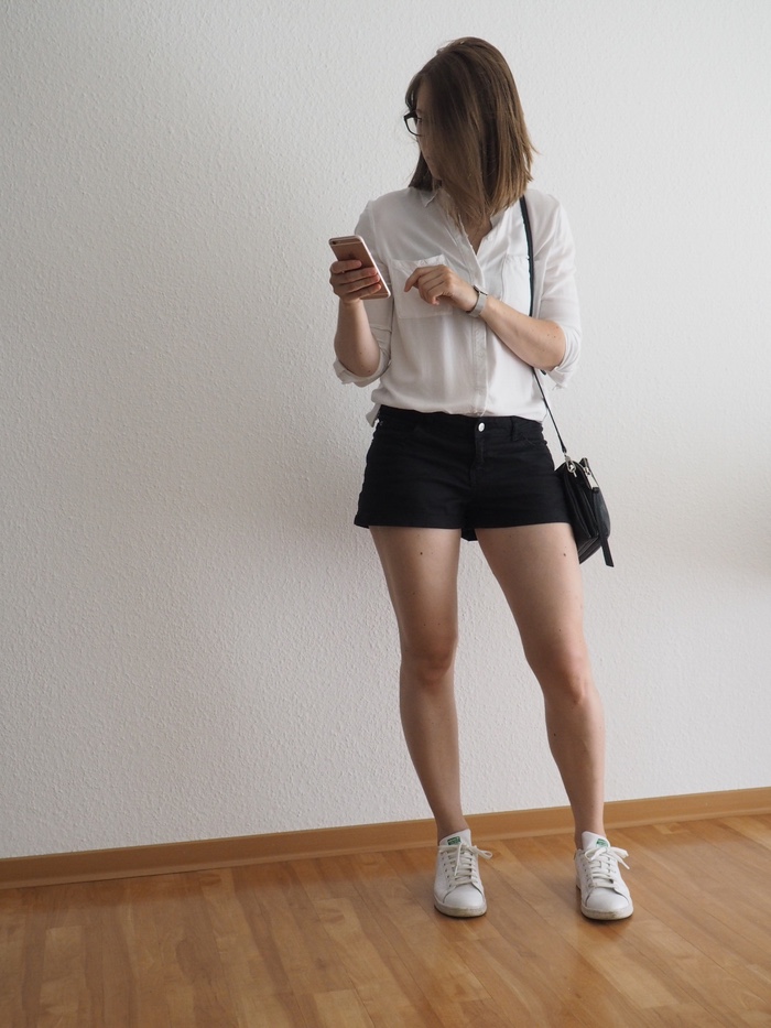 schwarze-shorts-kombinieren-bluse-shorts-outfit