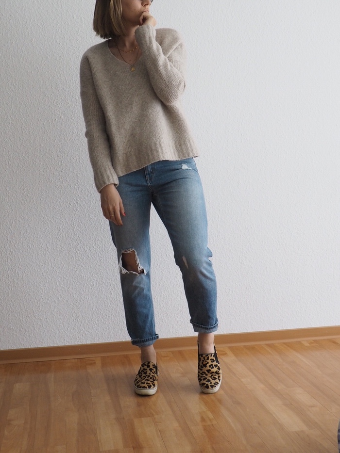 Boyfriend Jeans Leo-Sneaker Outfit - Edited Pullover Look Herbst