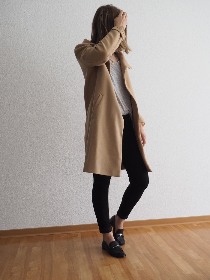 Camel-Coat-kombinieren-Graues-Shirt-Loafer-Look-Herbst-Outfit