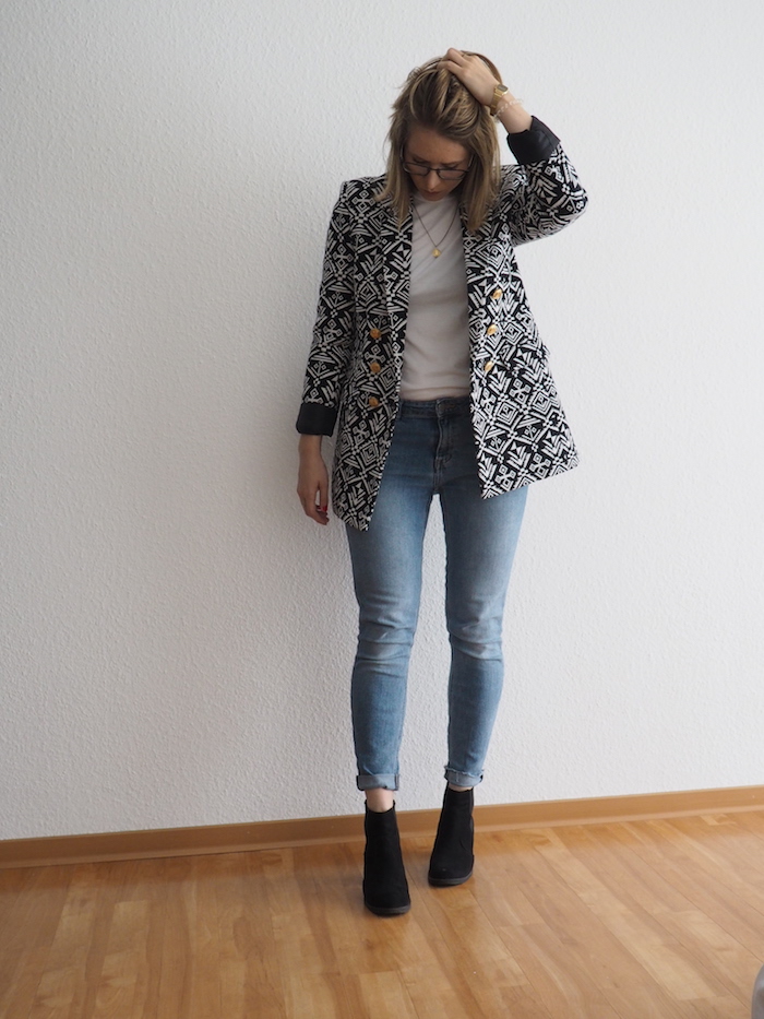 gemusterter-Blazer-helle-Jeans-Boots-Herbst-Outfit