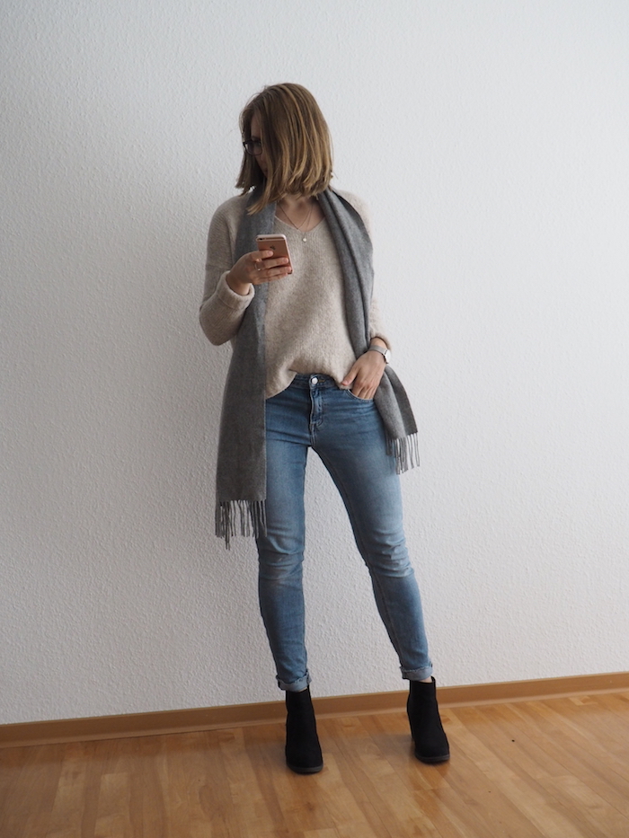 helle Jeans beiger Pullover Herbst Outfit