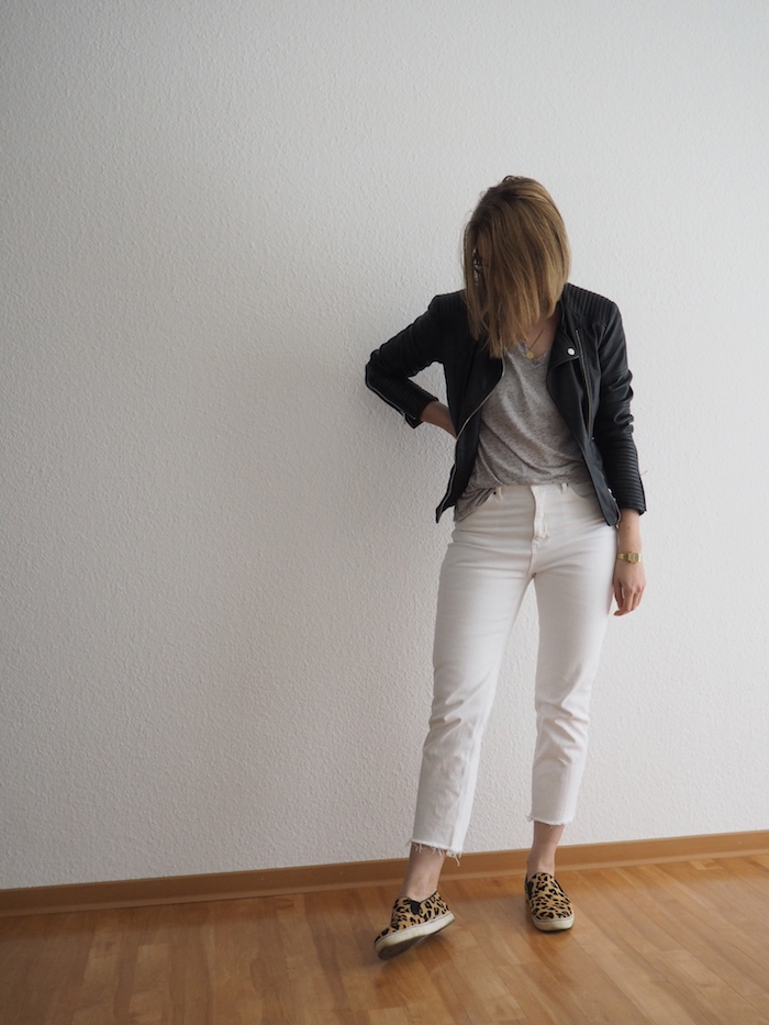 weiße Jeans outfit herbst Lederjacke Leo-Sneaker