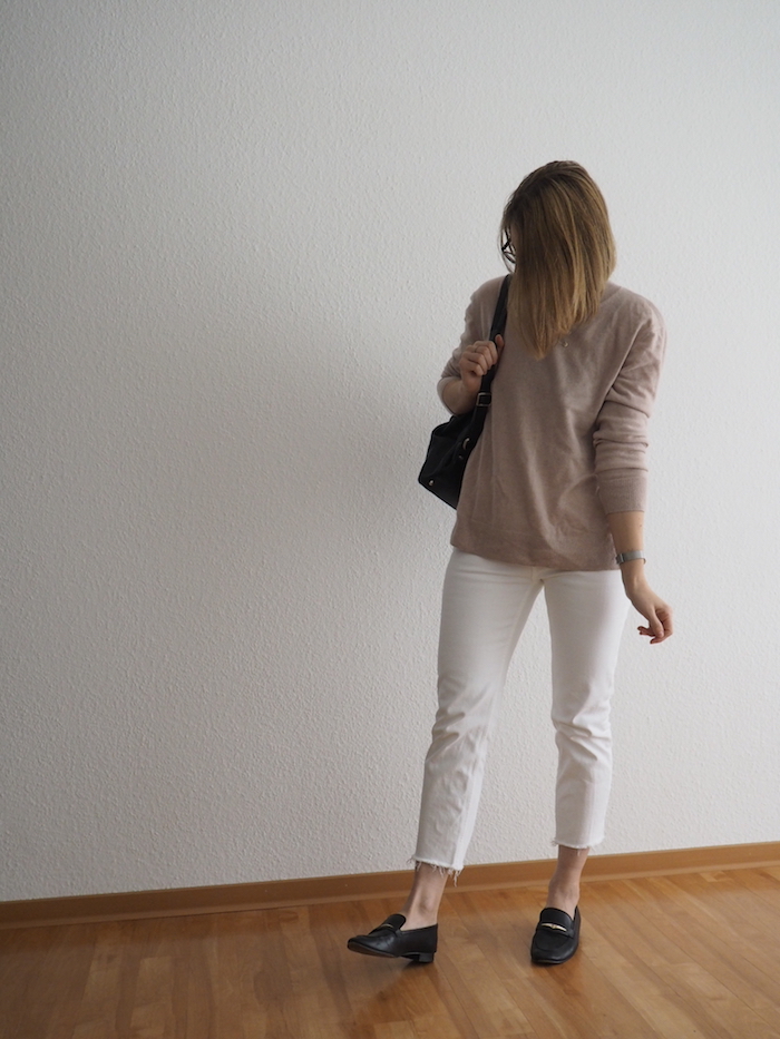 cropped-jeans-kombinieren-weiße-jeans-outfit-herbst