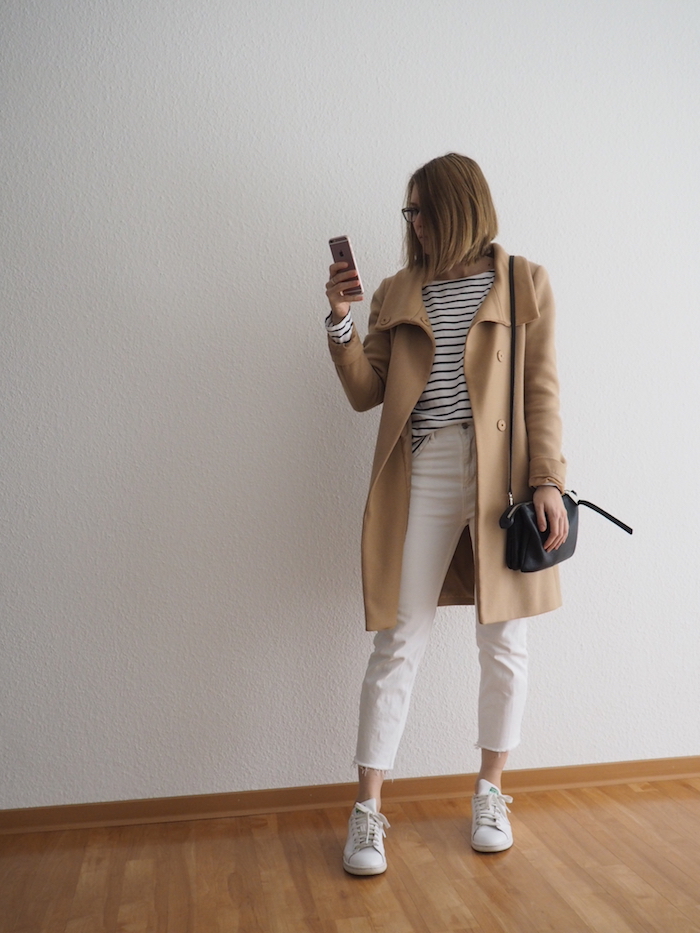 weiße jeans outfit herbst beiger mantel kombinieren stan smith look
