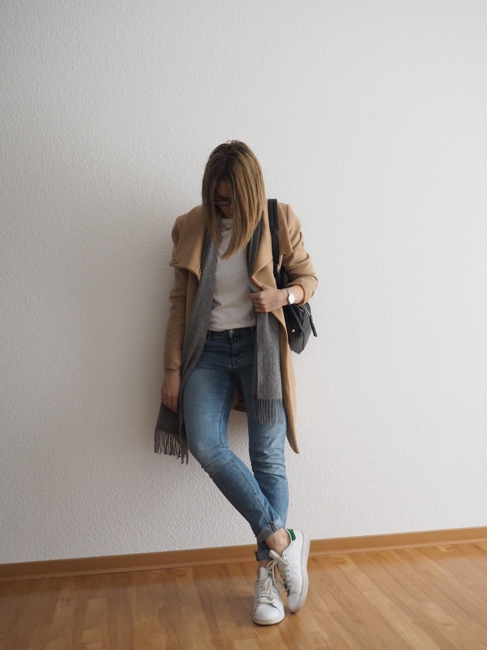 helle-jeans-outfit-winter-beiger-mantel-kombinieren